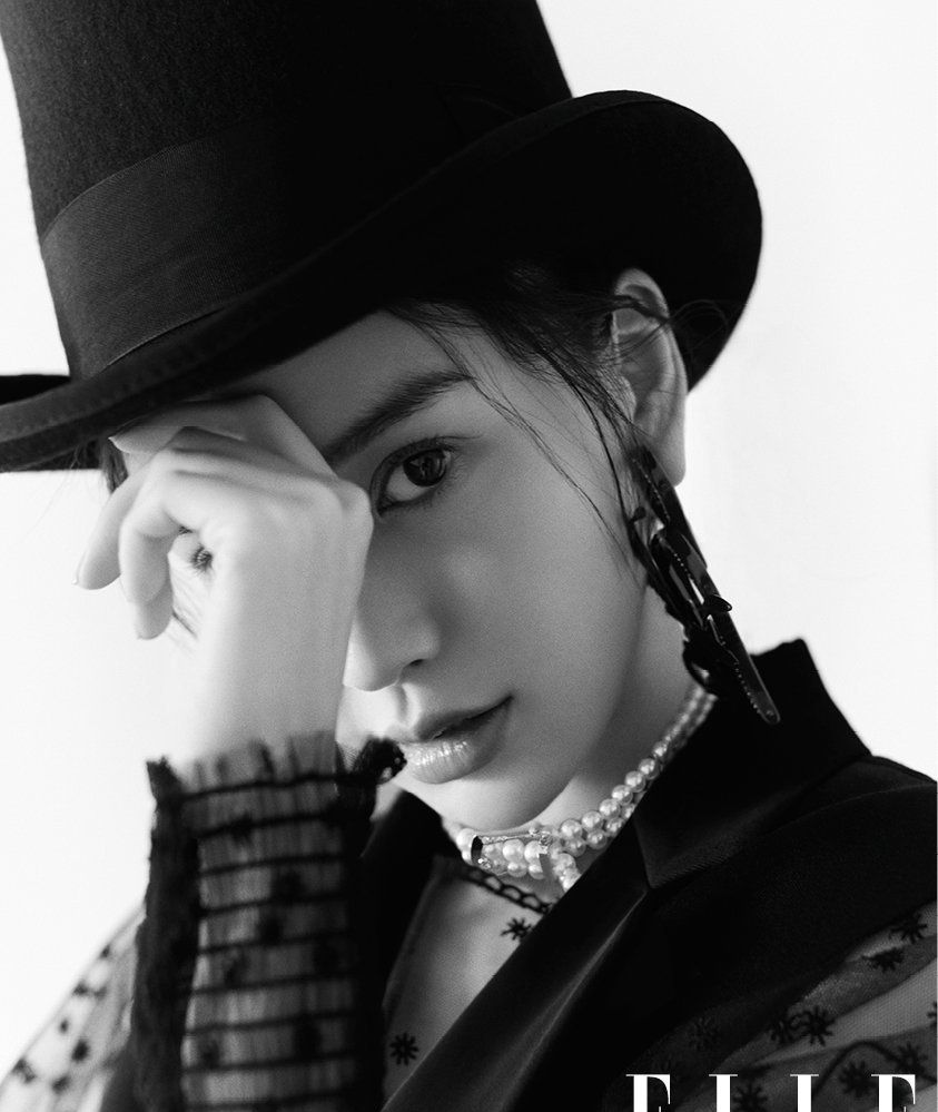 angelababy杨颖化身鬼马少女登封面,可盐可甜灵动自如