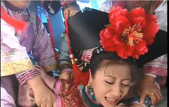 两版容嬷嬷扎针紫薇对比网友这还是记忆中的容儿吗