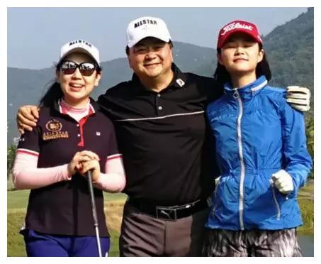 55岁洪剑涛近照,妻子冉志娟比他大八岁,玩"姐弟恋"成人生赢家