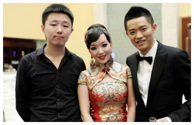 玲花的老公徐明朝,非常帅气,曾毅的老婆李娜,也是一个大美人|大美人|