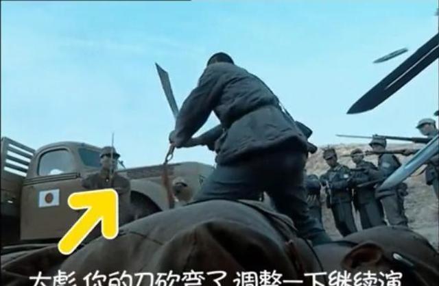 这两个人准备拼刺刀,但是让小编没想到的是,张大彪的游戏道具好像没有