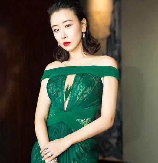 毛俊杰穿绿色半透连衣裙开高叉