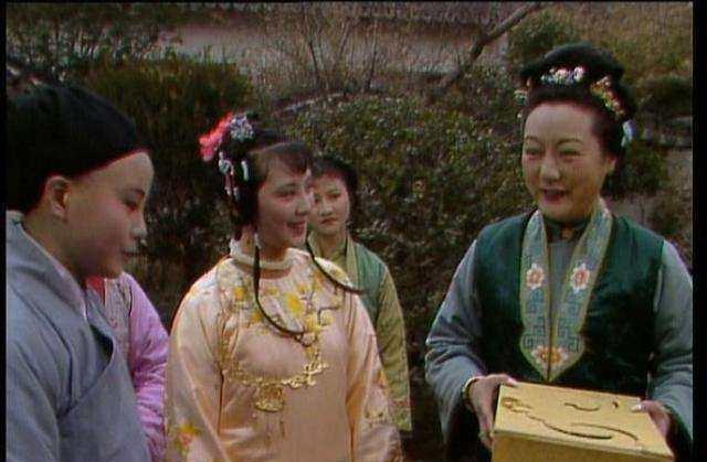 《红楼梦》:周瑞家送宫花,背后写了八件事,牵扯了八个人|周瑞|黛玉|薛姨妈_新浪新闻