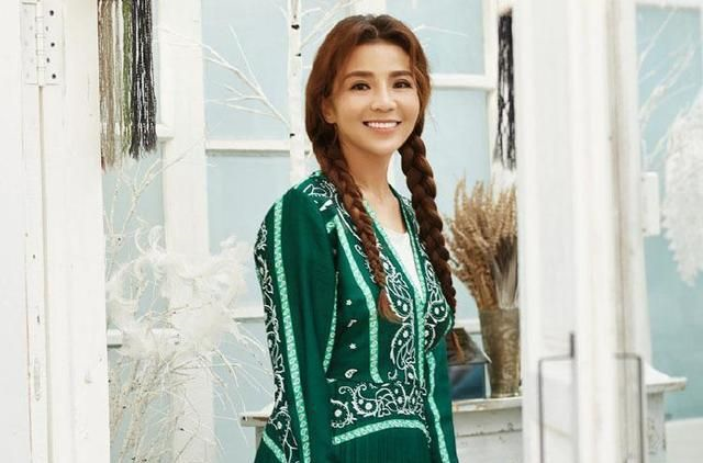 毛衣内搭衬衣,学院风穿搭少女感十足,王冠自从参加了,你好生活节目后