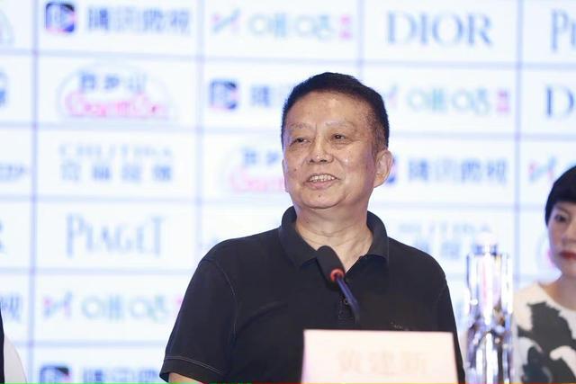 29岁周冬雨成上海电影节评委,7人她最年轻,穿黑裙长腿白到发光