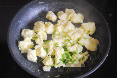 我家炒鸡蛋从来不放油半碗清水一倒3分钟出锅怎么吃也不胖