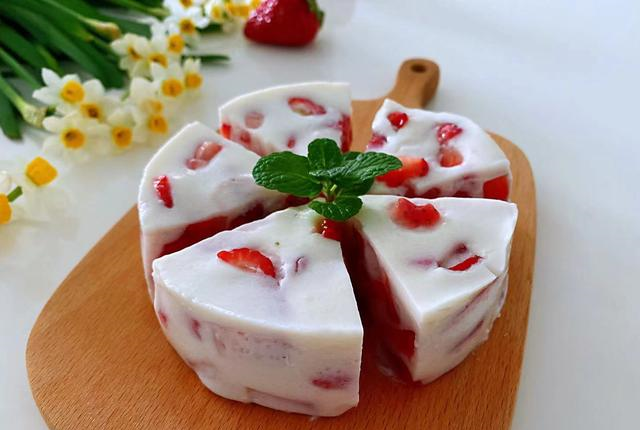 草莓牛奶布丁,发朋友圈火了,网友:像蛋糕一样舍不得吃|草莓牛奶|草莓