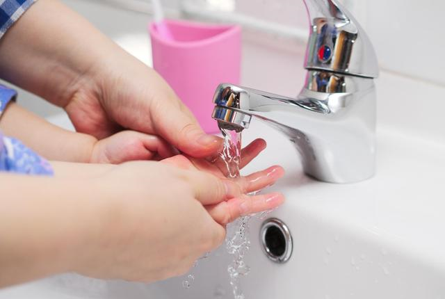 切菜时手被辣椒辣了怎么办最忌直接用水冲教你如何一秒止疼