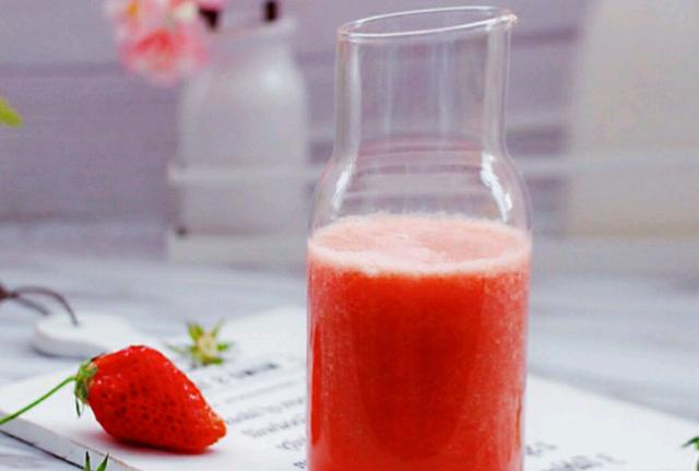 做好的下午茶当早餐喝了,这并不是打开"番茄草莓蜂蜜汁"的正确方式