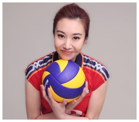 在东北的大连出生的李颖在小学的时候就已经跟排球有了缘分,当她第一