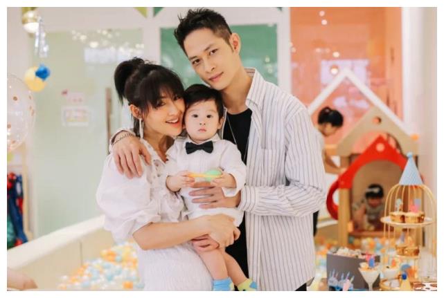 陈燃晒一家三口照为儿子庆1周岁罗密欧戴皇冠打领结可爱又帅气