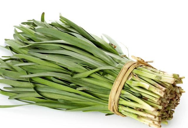 买韭菜时,挑选宽叶还是窄叶的?菜农:别挑错了,难吃还浪费钱|韭菜|根部