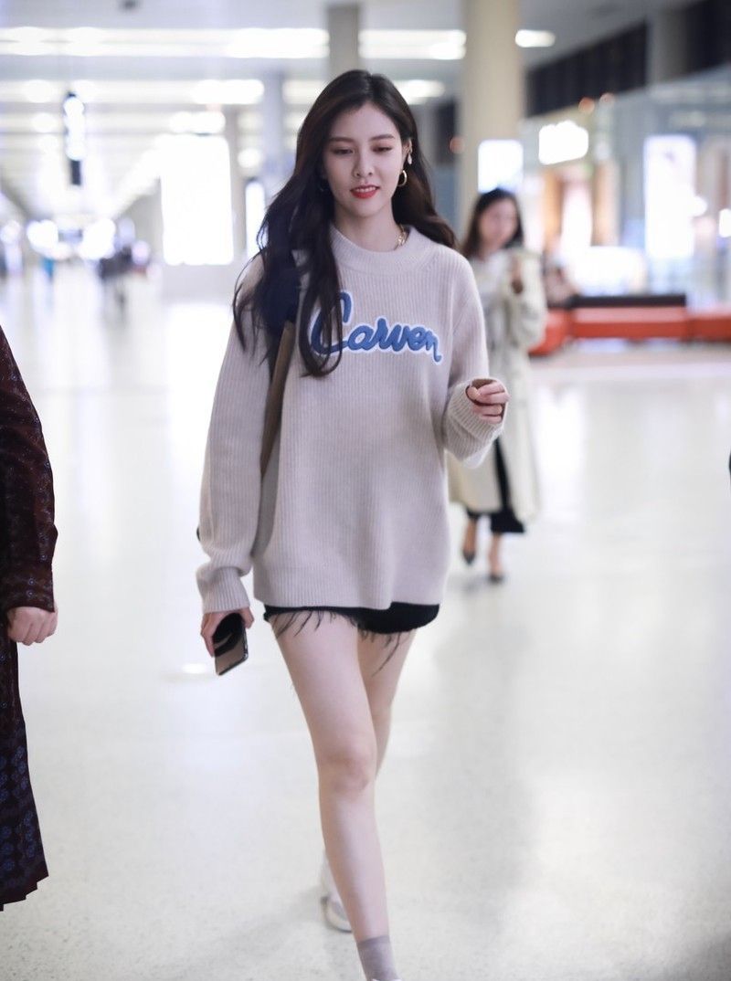 明星美照,图一女星宋妍霏现身机场,穿毛衣配热裤娇俏可人!