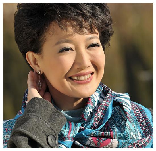 央视女主持梁艳,不恋爱不化浓妆,为何48岁还单身?