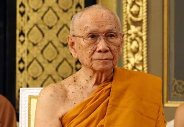 93岁僧王德高望重!坐在轮椅上指点迷津,泰王双膝跪地虔诚跪拜