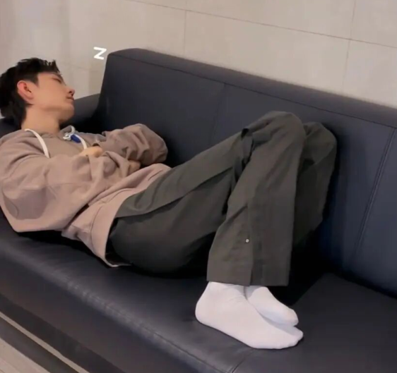 肖战累倒在沙发上睡着了?疑似因工作压力太大,粉丝表示心疼?