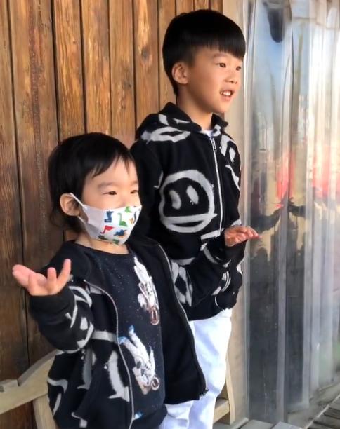 谢楠带儿子探班吴京,兄弟俩看爸爸骑马秒变小迷弟,点赞直呼好酷