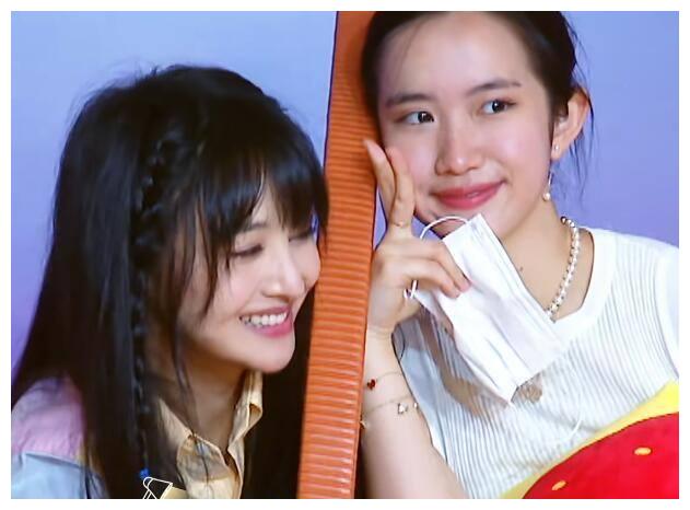 本以为郑爽小10岁闺蜜只是素人,得知她爸爸是谁,来头还真不小