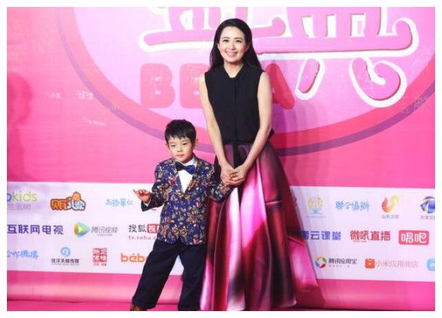 央視最美主持人,事業巔峰期懷孕,未婚生子10歲兒子生父是個謎