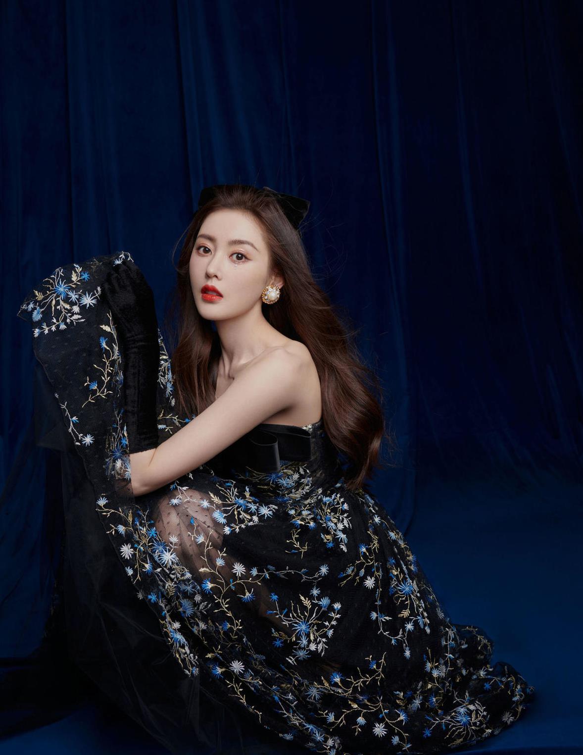 又被张天爱惊艳到了,穿抹胸连衣裙配手套亮相,复古发型像公主_高清