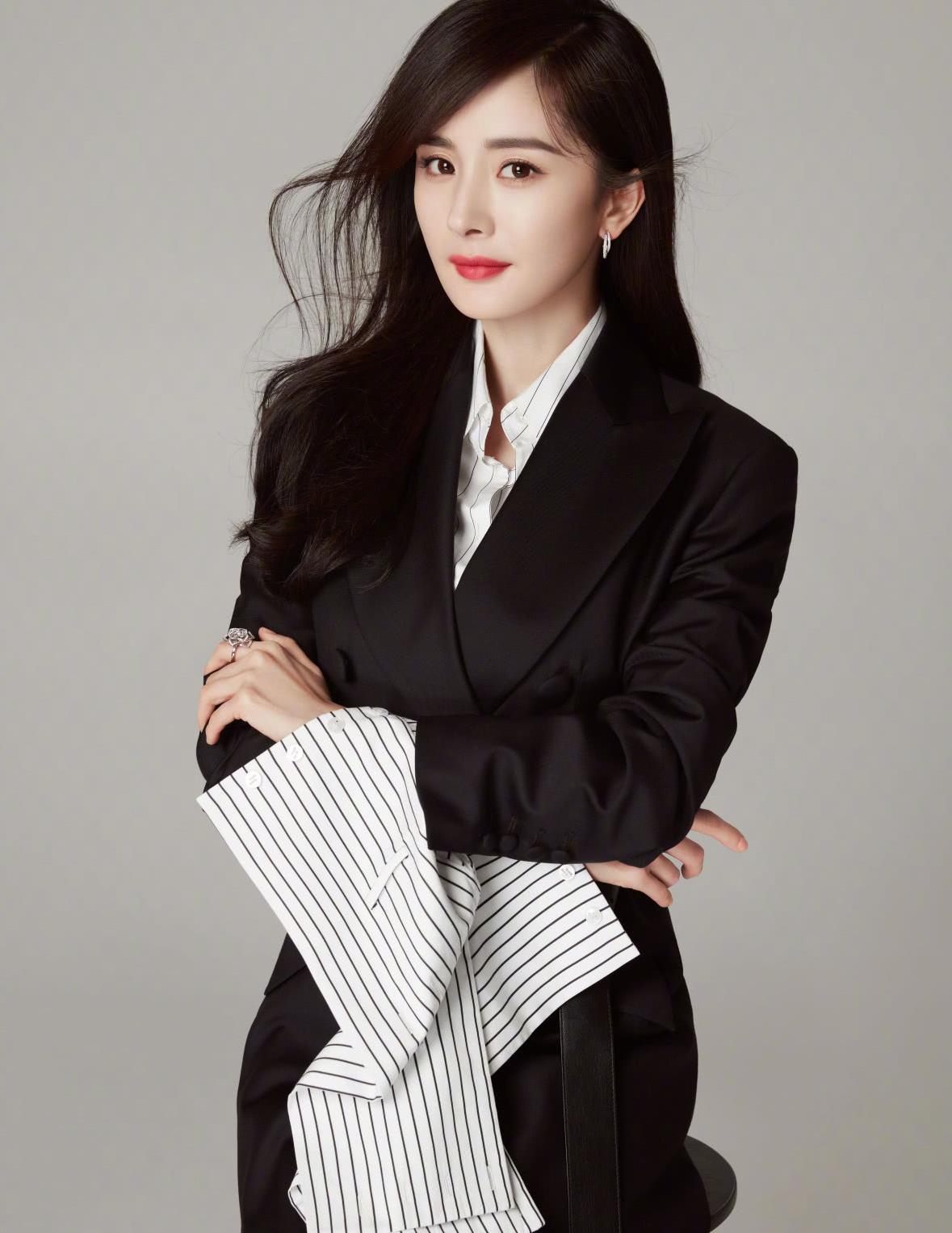 明星穿西装一般是很显露气质的!看看这几位,穿西装哪位更显气质