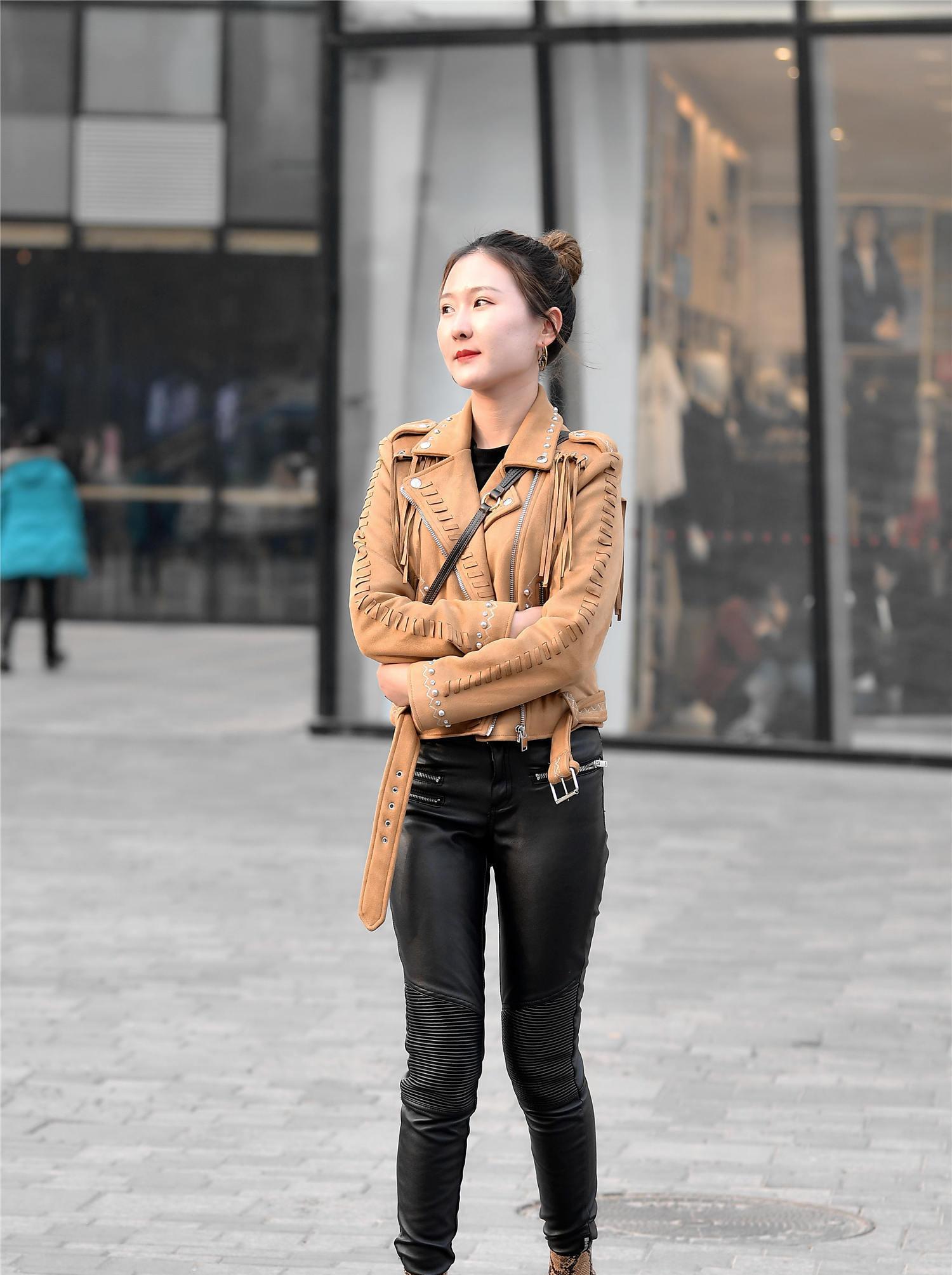 黑色紧身皮裤搭配蛇纹短靴,一款黄色皮夹克,搭配出层次感