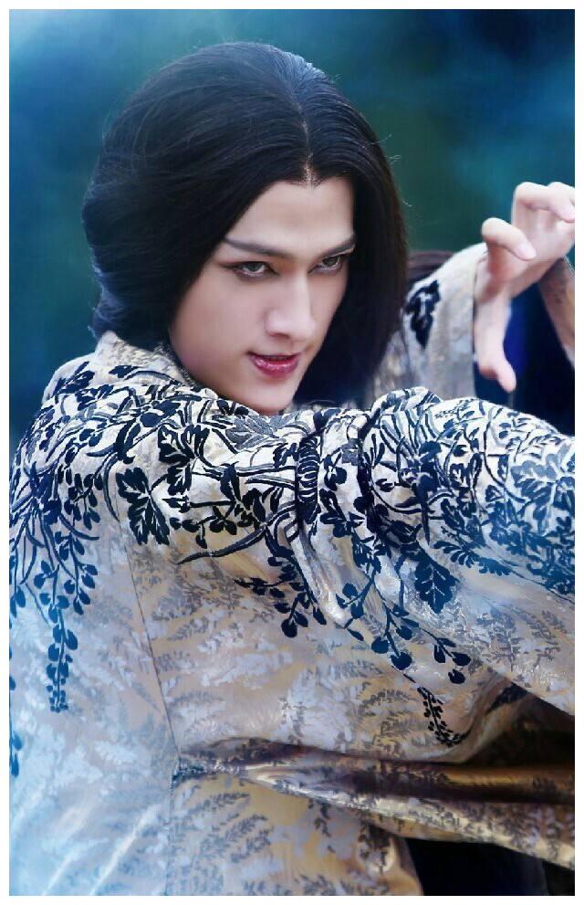 他意外把弟弟带进娱乐圈,如今弟弟红遍全国,而他却不温不火