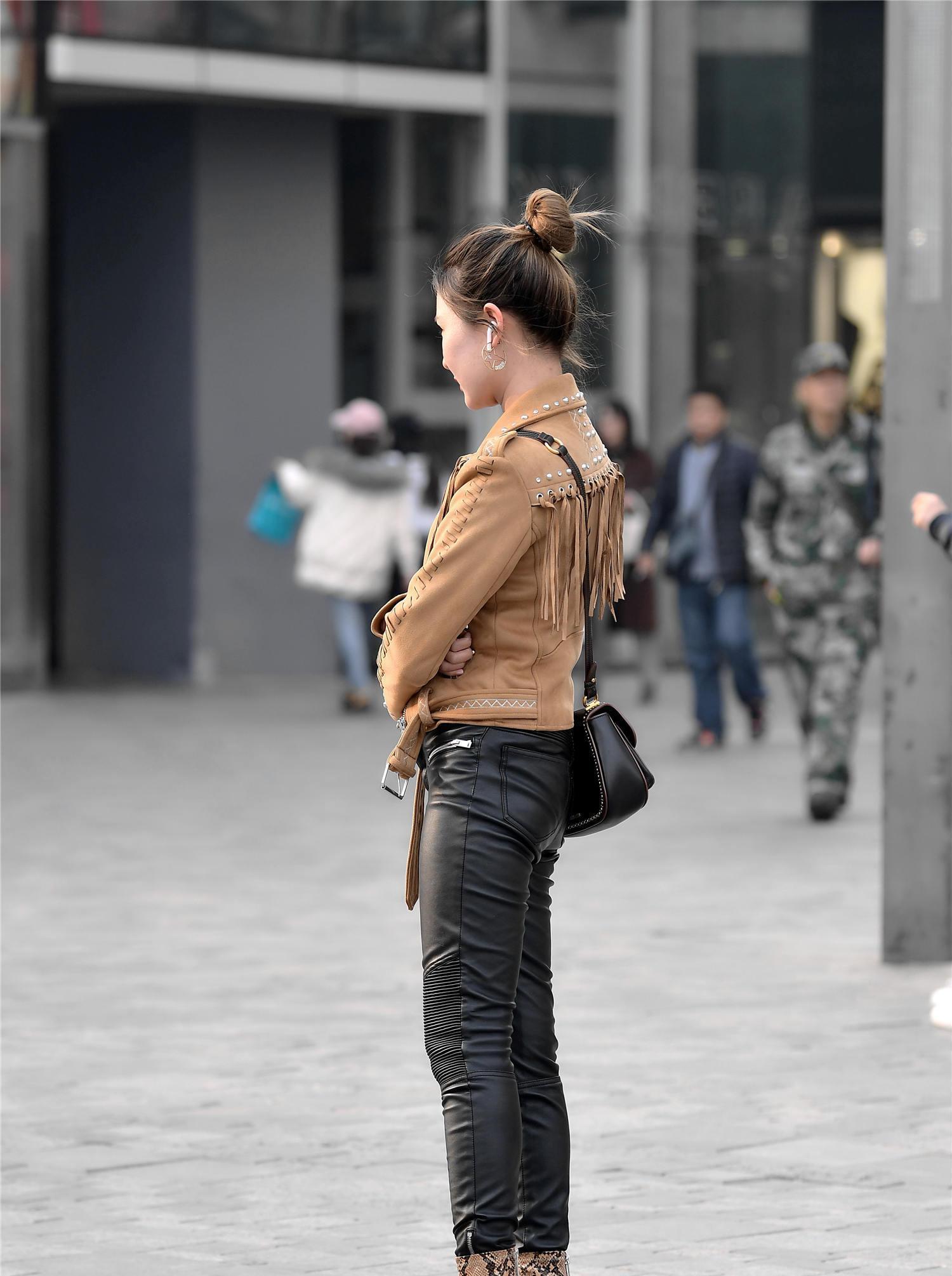 黑色紧身皮裤搭配蛇纹短靴,一款黄色皮夹克,搭配出层次感