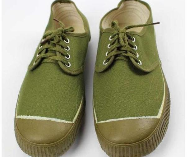 凯特王妃时隔3月亮相,穿奶奶款马甲显土气,脚踩绿胶鞋莫名眼熟