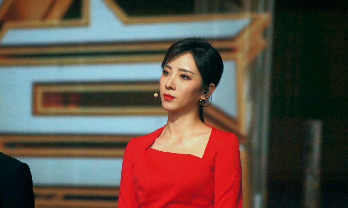 李思思颠覆素雅装束红衣红唇霸抢眼球,举止优雅真"董卿接班人"