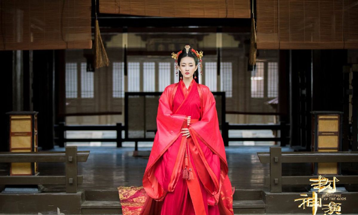 《封神演义》中妲己王丽坤的剧照,古装造型尽显妩媚!