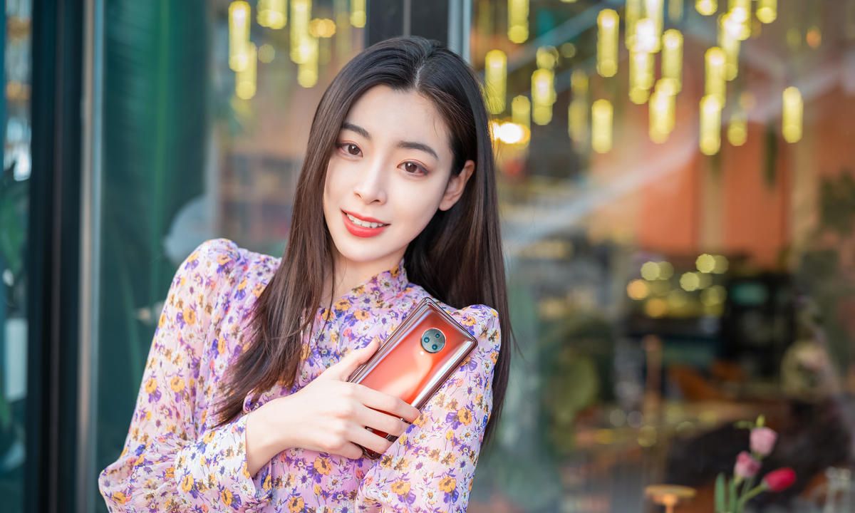 性能旗舰vivonex3s真机美女上手图