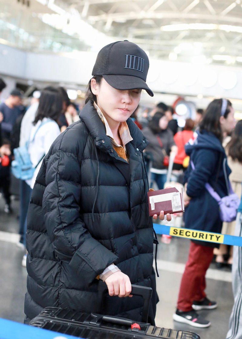 "低调夫妻"杨子姗和老公现身机场,情侣色黑衣现身低头赶路