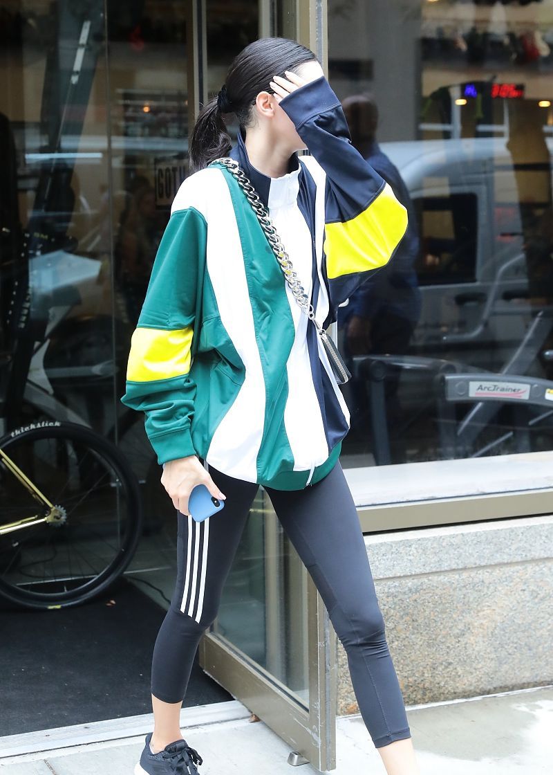 肯达尔·詹娜街拍:拼接运动夹克legging adidas球鞋霸气运动风