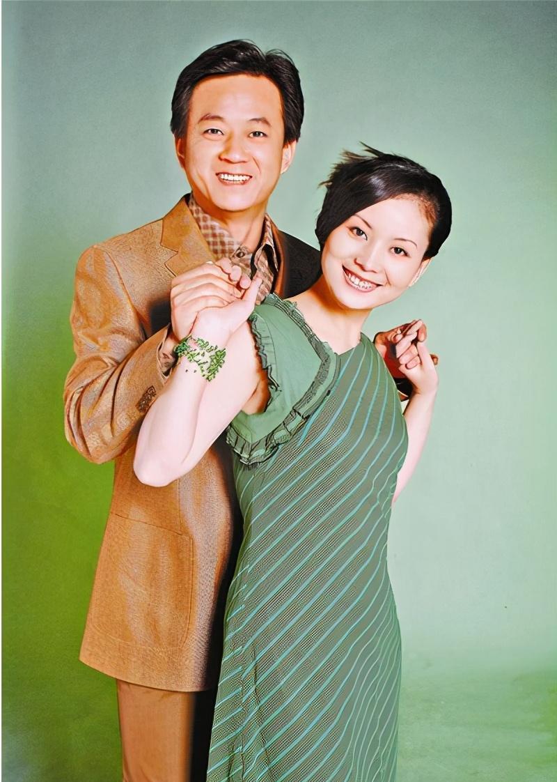 朱军妻子罕见现身,戴贝雷帽穿黑白配,彰显50岁女性的时髦气质