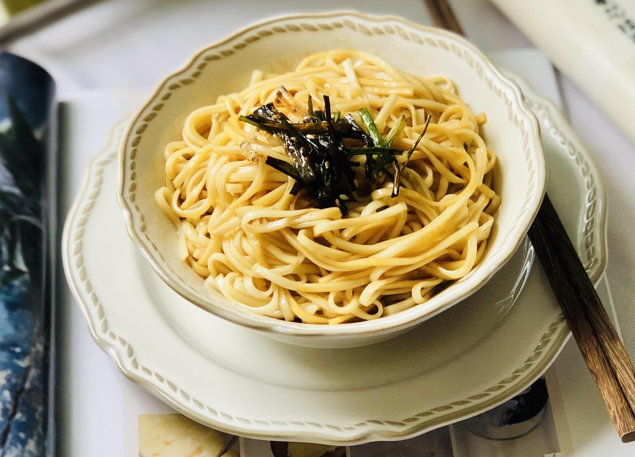 葱油拌面这么做,酱香浓郁,爽滑筋道,做法还很简单,好吃到舔盘_高清图