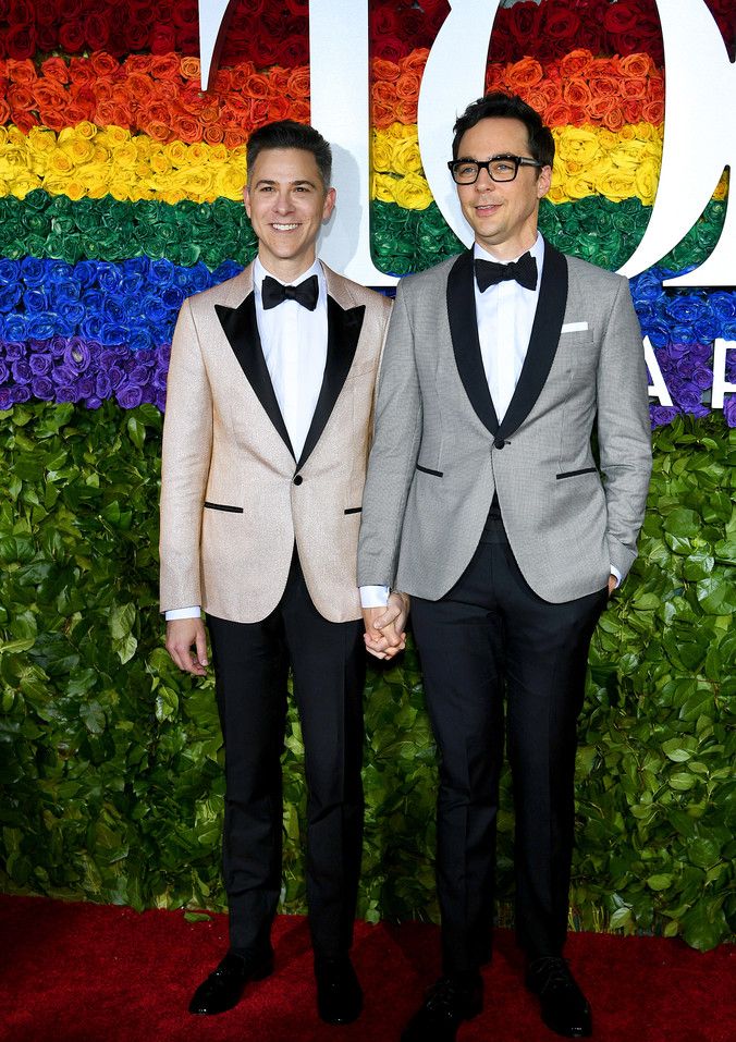 十指紧扣,jim parsons吉姆·帕森斯携男友出席第73届托尼奖晚会