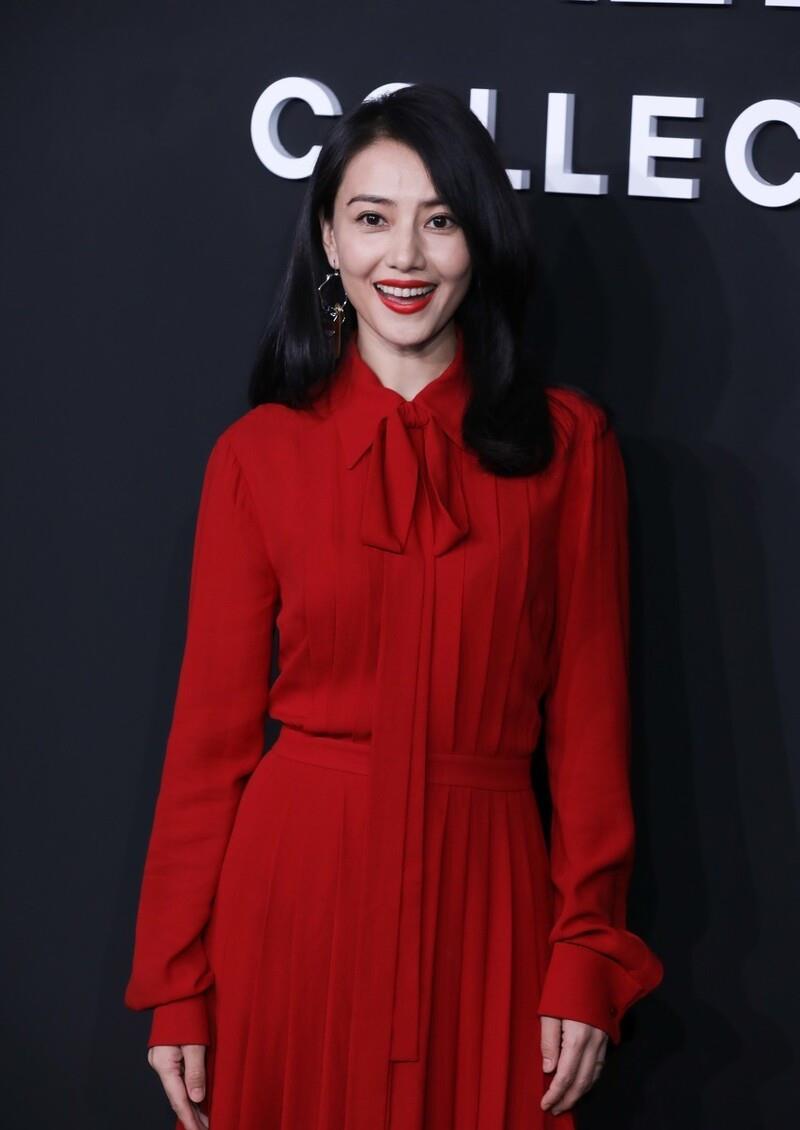 高圆圆不愧是国民女神穿红色衬衣裙涂复古红唇性感美感