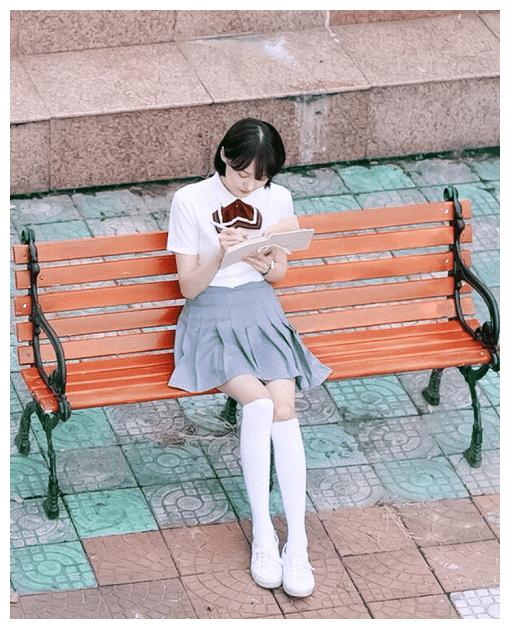 郑爽"大学旧照"被扒,穿校服搭配白丝少女袜,真实腿型惹人羡慕
