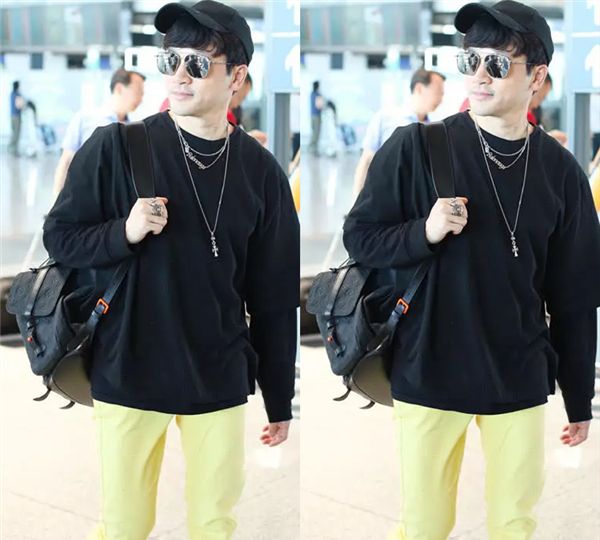 苏有朋的上装主要是黑色系为主,黑色的帽子和墨镜是出行必备单品
