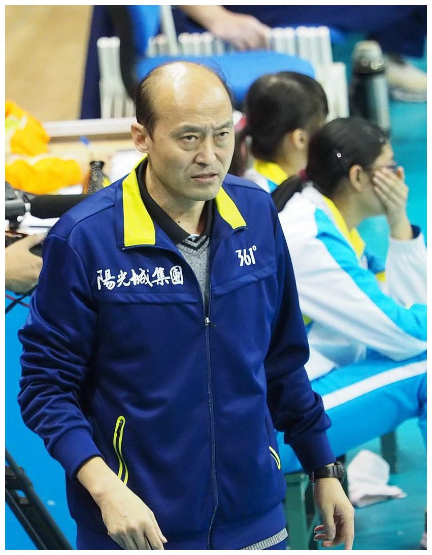 教练,重用原来下属和多次执掌帅印被争议|中国女排|胡进|帅印_新浪