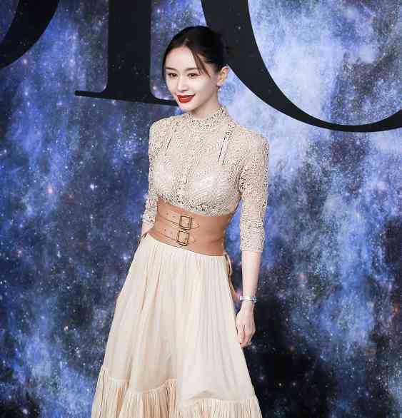 156王子文身材比例太好了腰封勾勒出蚂蚁腰看着有170