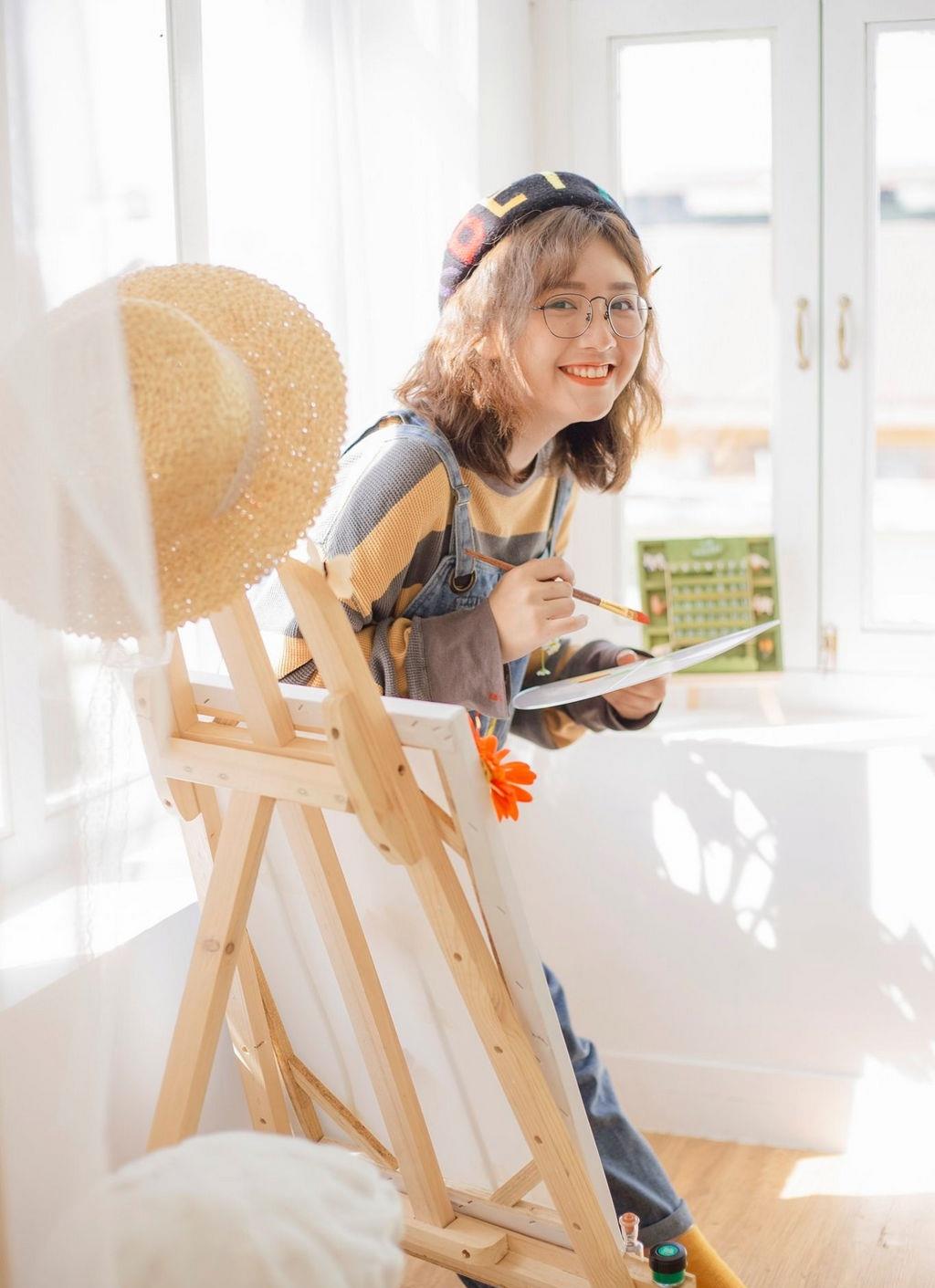 画画的越南女生,青春甜美的打扮,看起来可爱又迷人