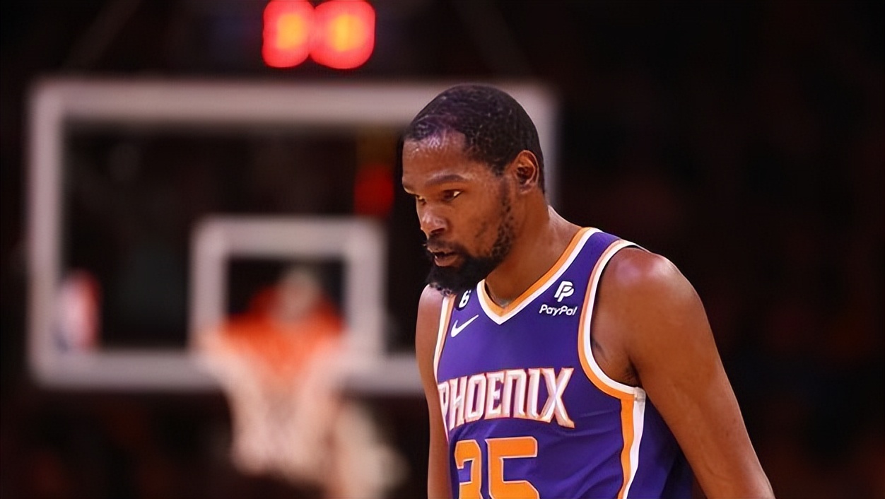 杜兰特先后为雷霆队,勇士队,篮网队,太阳队这四支球队效力,其生涯的