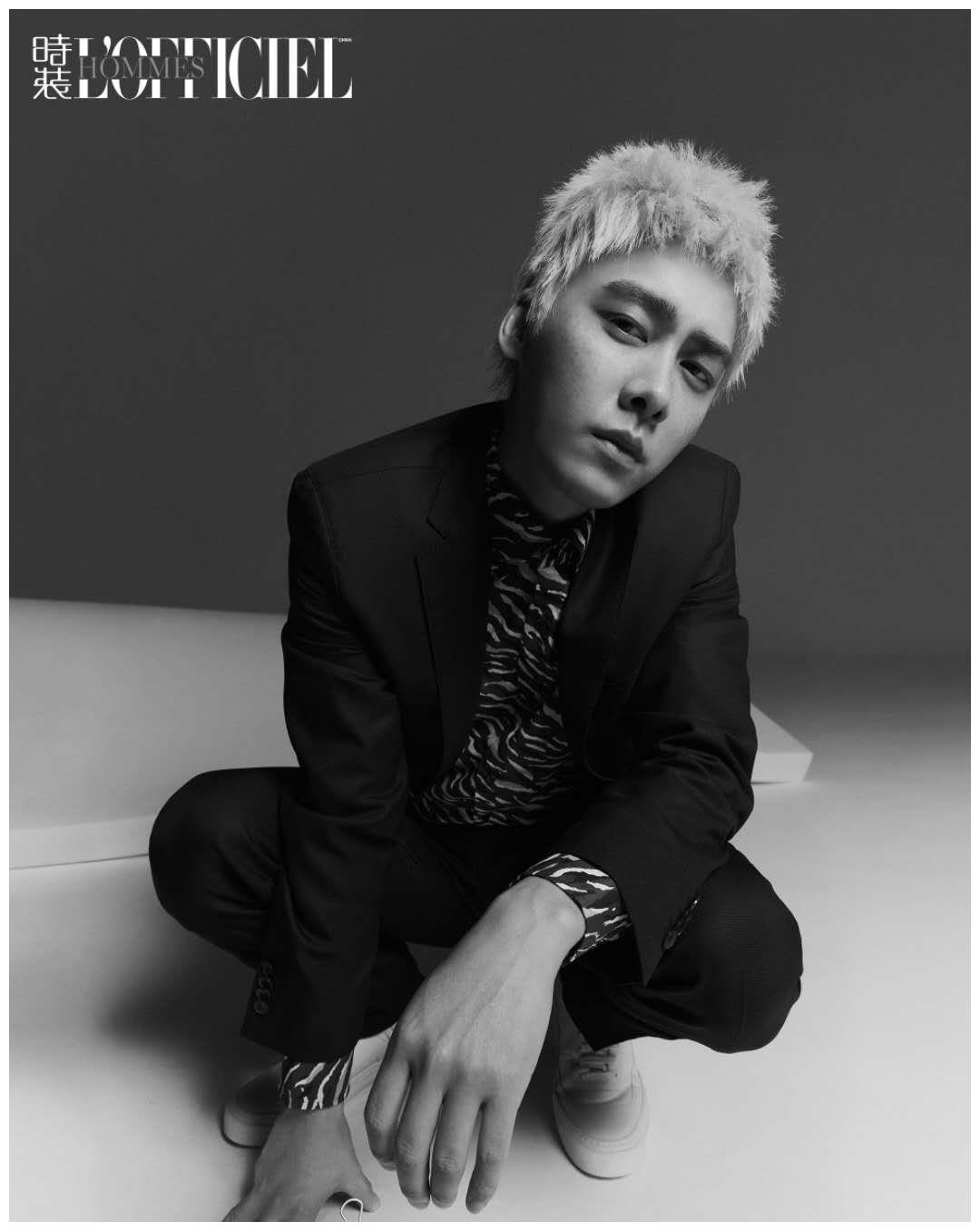 李易峰染白发拍杂志,丑出新高度,网友:难道是我不懂时尚?