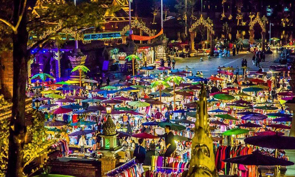 旅游西双版纳必逛景点之一——江边夜市