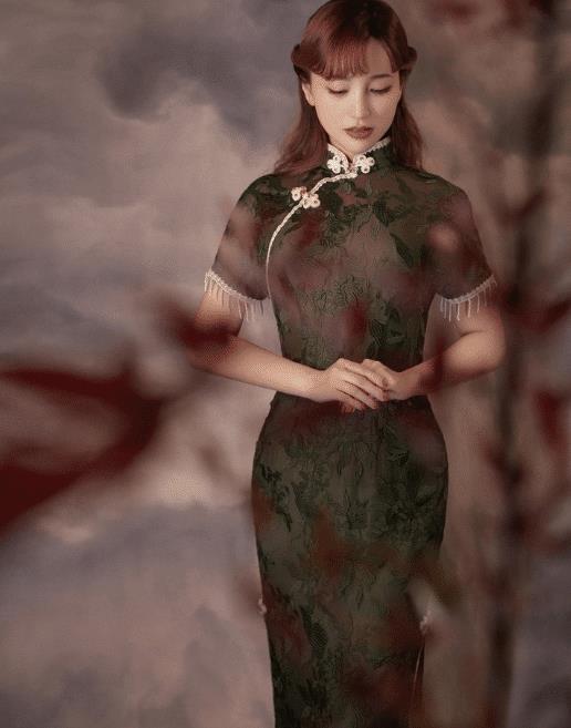金莎穿旗袍的样子还挺优雅,但是侧身的时候,看着却有点太普通