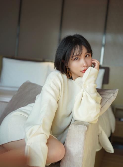 王丹妮近照 拼接外套配毛衫身材圆润 同框小4岁老公无年龄差