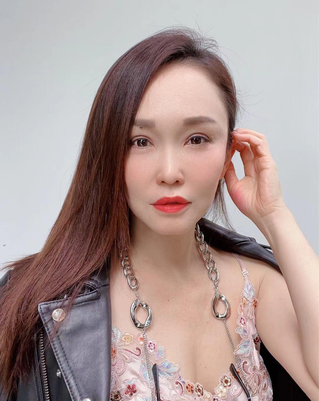 新加坡第一美女范文芳好会穿,皮衣配吊带高级时髦,气场不输超模