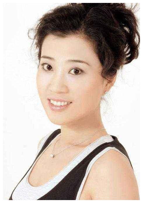 春晚常客高秀敏与已婚男同居多年,意外离世,葬礼女儿没流一滴泪